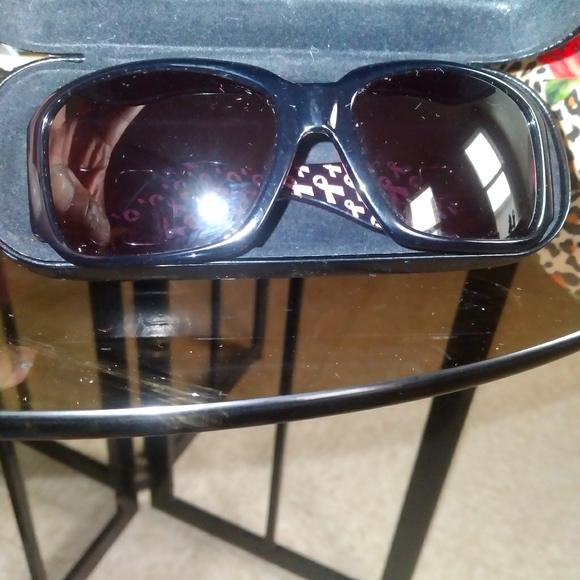 Black Sunglasses That Also Represent Breast Cancer Awareness 🎀 🕶. - Picture 2 of 6